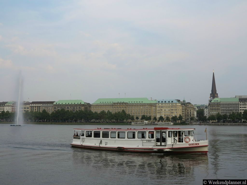 Vanaf de kade bij metrostation Jungfernstieg vertrekken rondvaartboten voor een rondvaart over de twee Alster meren.Tip: Leuke dingen doen in de buurt.